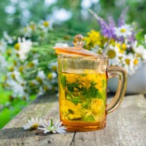 Jak zaparzyć zioła: Poradnik z przepisami na zaparzenie własnej herbaty ziołowej